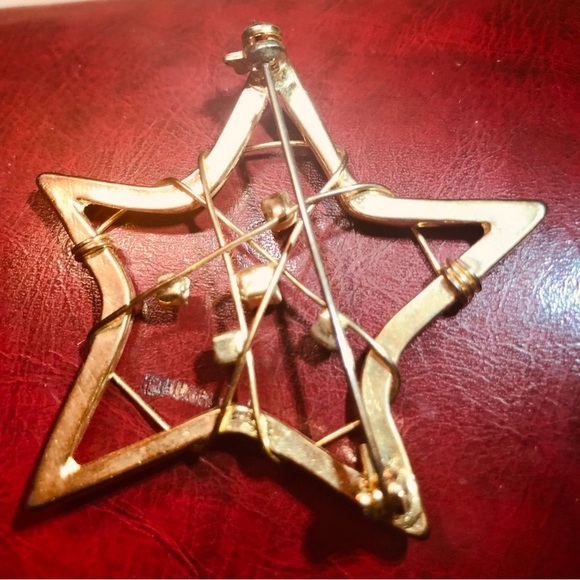 Vintage Seasonal GoldTone Brooch Star with Rhinestones for Sparkle and Shine! - Picture 2 of 6
